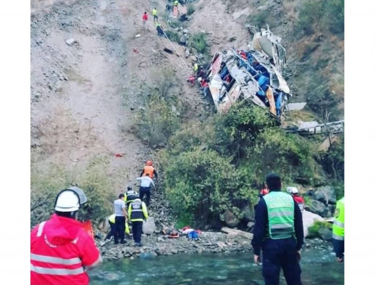 Bus interprovincial cayó a un barranco de más de 200 metros y deja 21 personas fallecidas en la carretera Central