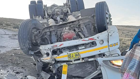 Accidente entre un auto y un camión en la vía Arequipa–Puno dejó cuatro muertos y nueve heridos