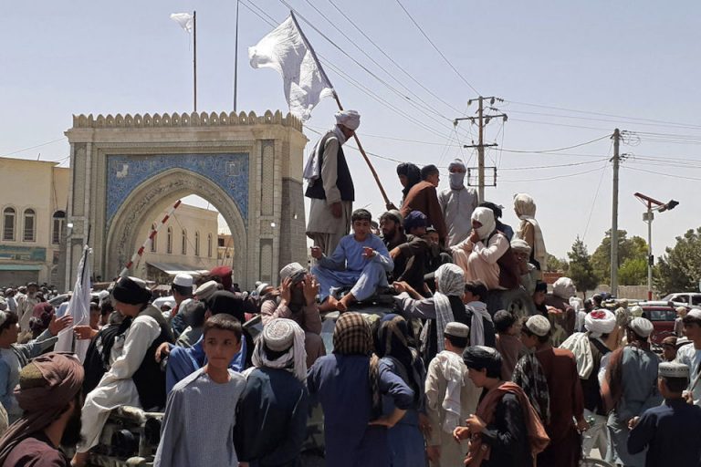 Llegada de talibanes provoca que miles de residentes busquen escapar de Kabul