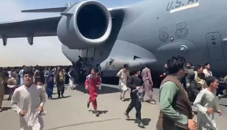 Siete personas fallecieron en medio del caos desatado en el aeropuerto de Kabul