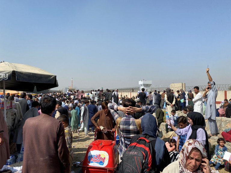 Talibanes prohíben a afganos ir al aeropuerto controlado por Estados Unidos para huir del país