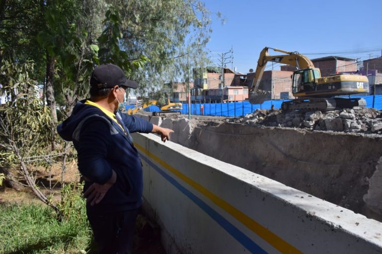 Trabajos de la obra de intercambio vial «Bicentenario» genera molestia en los vecinos del Malecón Paucarpata