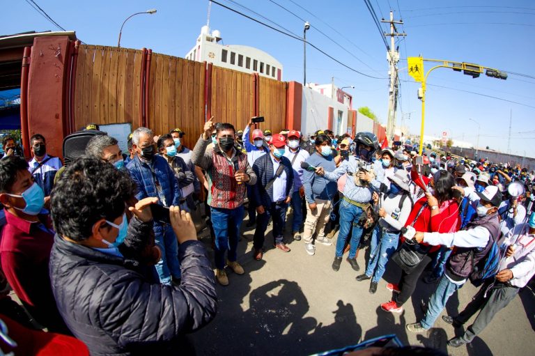 Gobernador regional de Arequipa llegó a un acuerdo con los obreros de construcción civil para reactivar obras