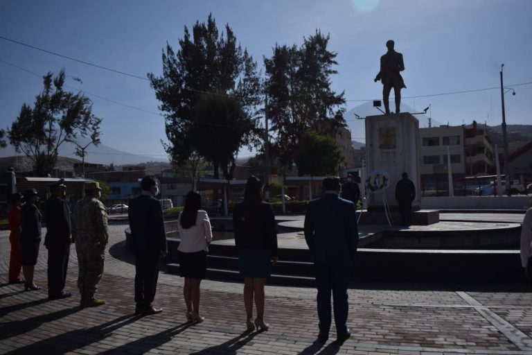 Realizan izamiento de bandera en conmemoración al natalicio del poeta Mariano Melgar