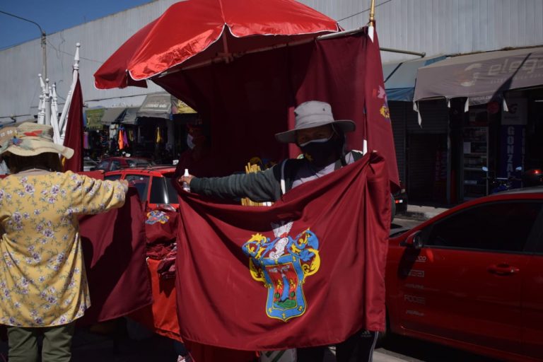 Ofertan a cómodos precios banderas de Arequipa en el óvalo de los Bomberos