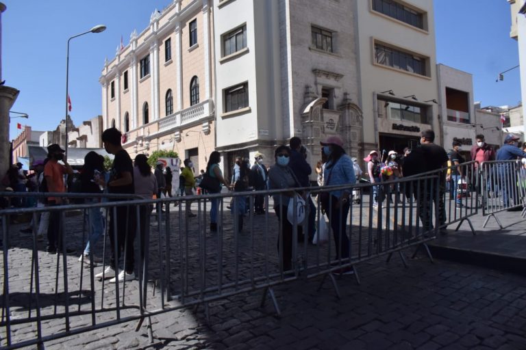 Gran molestia causó en los comerciantes el cierre de los accesos a los portales de la plaza de Armas