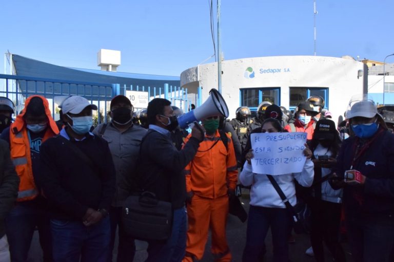 Obreros de construcción civil protestan por despidos arbitrarios en obras de Sedapar
