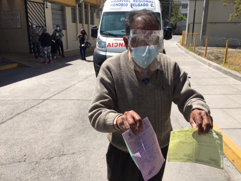 Anciano de 89 años pide apoyo para su hijo que se encuentra en UCI del Hospital Honorio Delgado