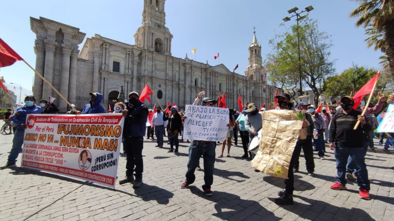 Ciudadanos rechazaron presencia de Lourdes Flores Nano, Jorge del Castillo y Juan Sheput en Arequipa