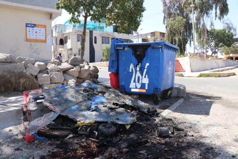 Cayma: Inescrupulosos queman cuatro contenedores de basura en la madrugada