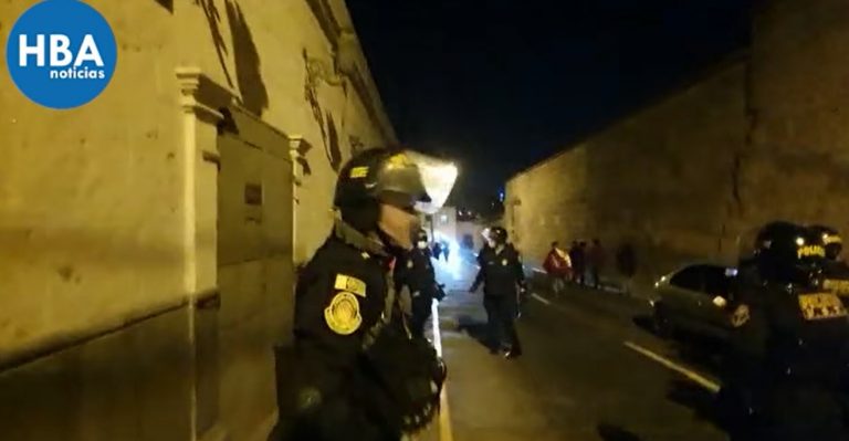 Policía agrede a periodista durante protestas en Arequipa
