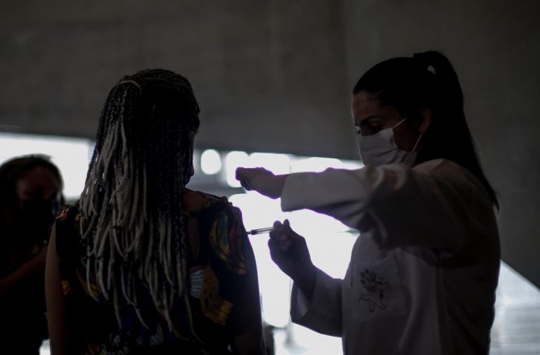 Brasil investiga nueva forma de aplicación de la vacuna contra la COVID-19 en forma de espray nasal