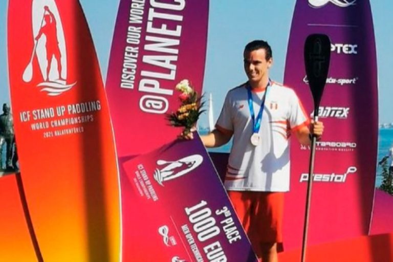 Tablista peruano Itzel Delgado logra medalla de bronce en surf de remo
