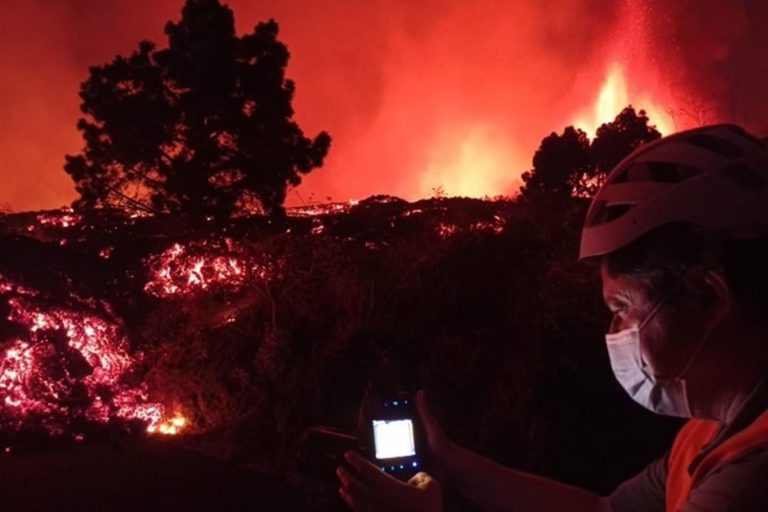 Lava del volcán de Canarias destruye varias viviendas y obliga a evacuar a habitantes