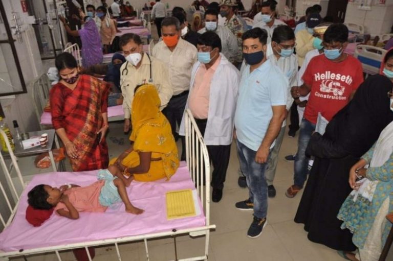 Niños de la India están muriendo a causa de una «misteriosa fiebre»