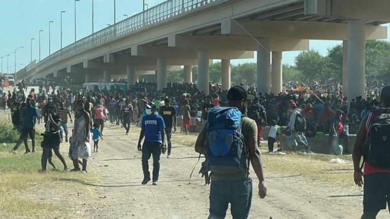 Más de 10 000 migrantes duermen bajo el puente entre México y Estados Unidos