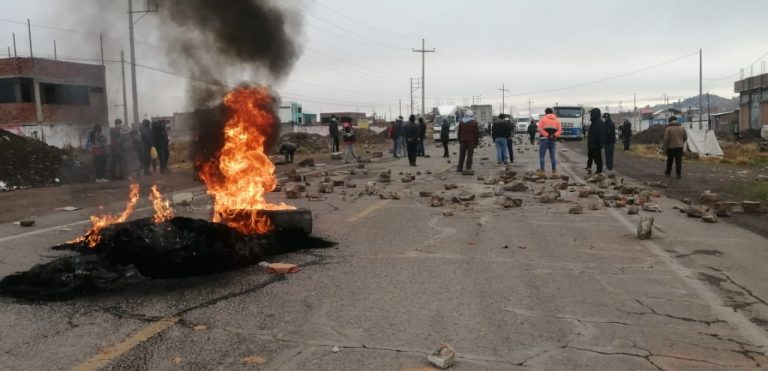 Puno: Carretera a Arequipa y Puno fueron bloqueadas por pobladores de Juliaca como medida contra arbitrios y tasas de autoevalúo