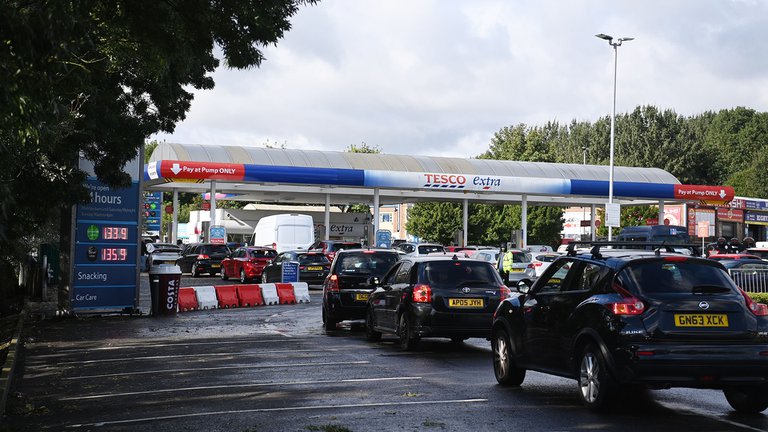 Crisis en Reino Unido: Largas filas de vehículos por combustible mientras que gasolineras suben precios
