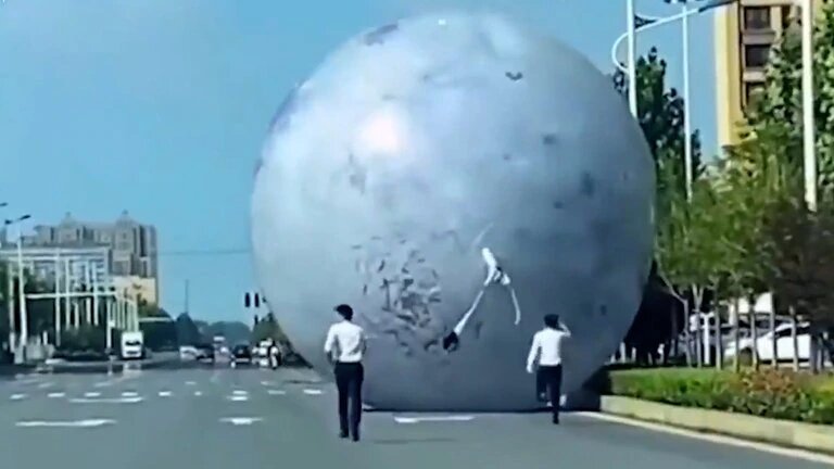 China: Luna gigante «huyó» de un festival y fue perseguida por las calles