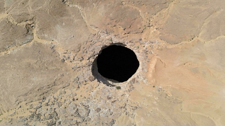 «Pozo del infierno»: exploradores descienden por primera vez al agujero de Yemen