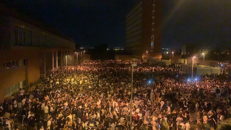 Cerca de 20 000 jóvenes participaron en megafiesta en el campus de una universidad de Madrid