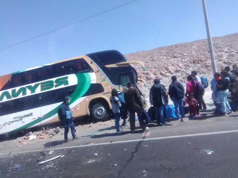 Bus de la empresa Reyna chocó con una camioneta en el kilómetro 48 de la Panamericana Sur