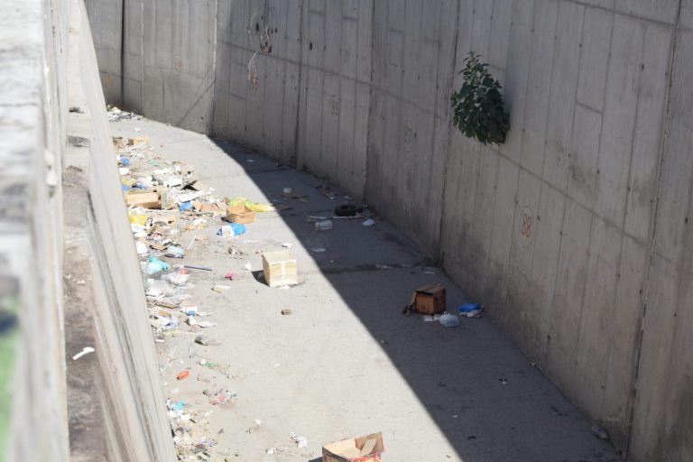 Comerciantes arrojan desperdicios a torrentera, generando dificultades para su limpieza