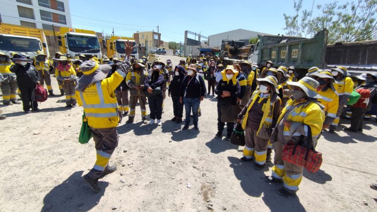 Trabajadores obreros del municipio de Cerro Colorado protestan por hostigamiento de funcionarios