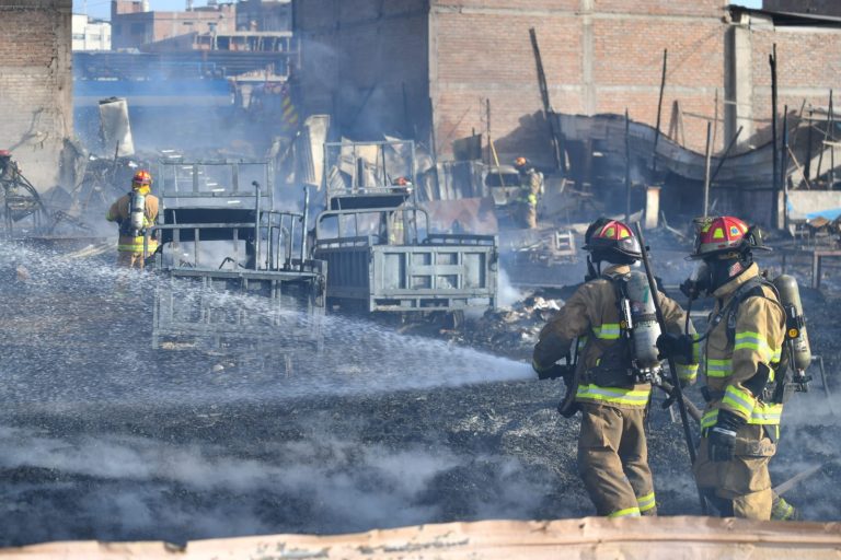 Bomberos lograron contener incendio de almacén en el Andrés Avelino Cáceres