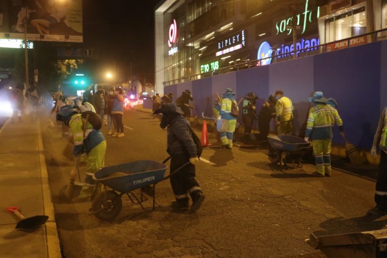 Recogen más cinco toneladas de tierra en operativo de limpieza en la avenida Ejército