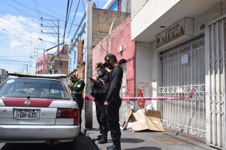 Hallan cuerpo sin vida de varón de, aproximadamente, 45 años en la calle Octavio Muñoz Najar