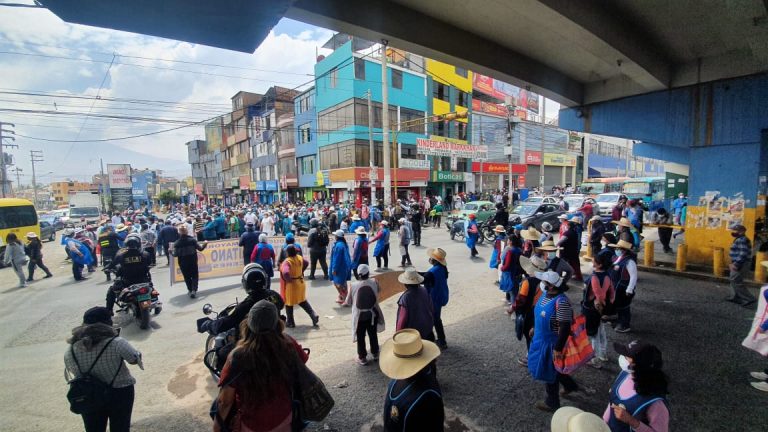 Comerciantes del Andrés Avelino realizan protesta contra Omar Candia por obras inconclusas