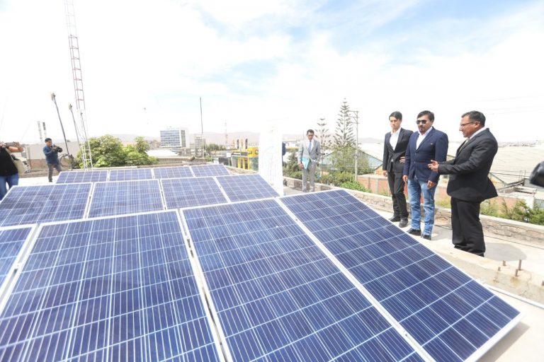 Implementarán paneles solares en escuelas públicas para autogenerar electricidad
