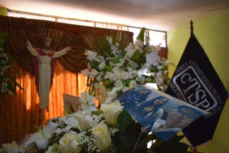 Familiares exigen justicia por la muerte de cuidadora de albergue CAR Santa Isabel II