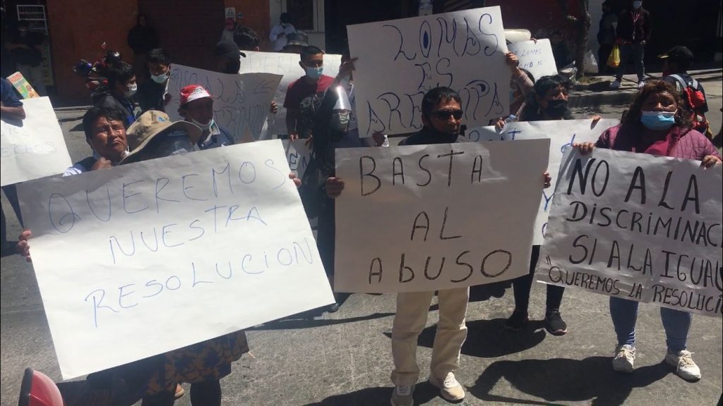 Ciudadanos del distrito de Lomas protestan en el frontis del Gobierno Regional de Arequipa (Foto Gerardo Ramos / HBA Noticias)