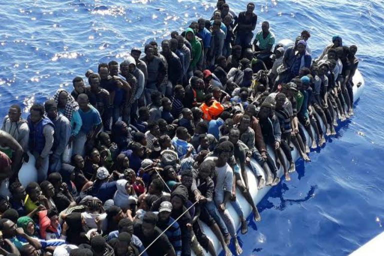 Un barco con cerca de 70 personas rumbo a Italia desaparece en Libia