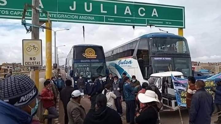 Transportistas acatan un paro de 24 horas y bloquean vías en Juliaca e Ilave