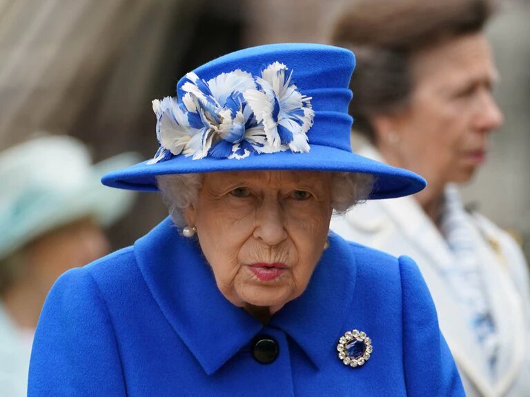 La reina Isabel II cancela viaje y pasa noche en hospital