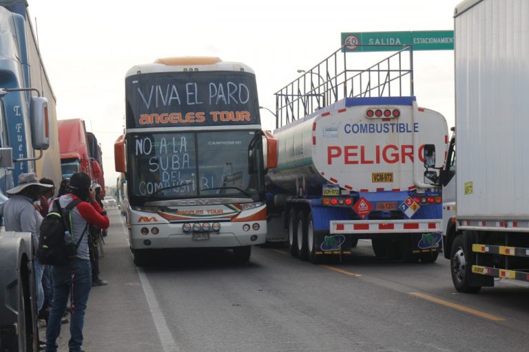 Transportistas anuncian paro nacional indefinido desde el 8 de noviembre por alza del combustible