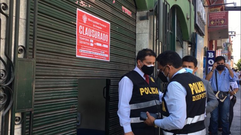 Intervienen clínicas clandestinas frente al Hospital III Goyeneche