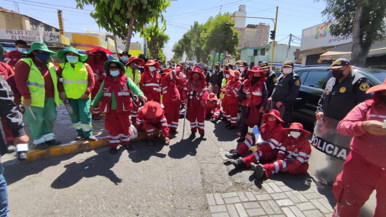 Obreros municipales de Arequipa protestan por la falta implementos de trabajo