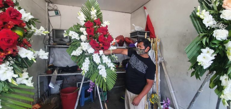 Vendedores de flores tendrán una pérdida económica de más del 50 % por cierre del cementerio La Apacheta