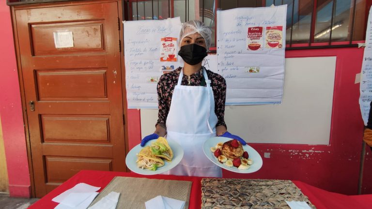 Padres de familia preparan platos nutritivos con alimentos entregados por el programa Qali Warma