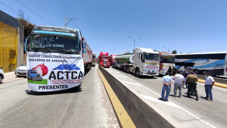 Transportistas bloquean ingreso y salida de Arequipa antes del paro indefinido del 26 de octubre