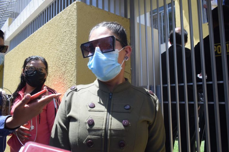 Esposa de Cáceres Llica: «Él no es culpable, solamente se está investigando»