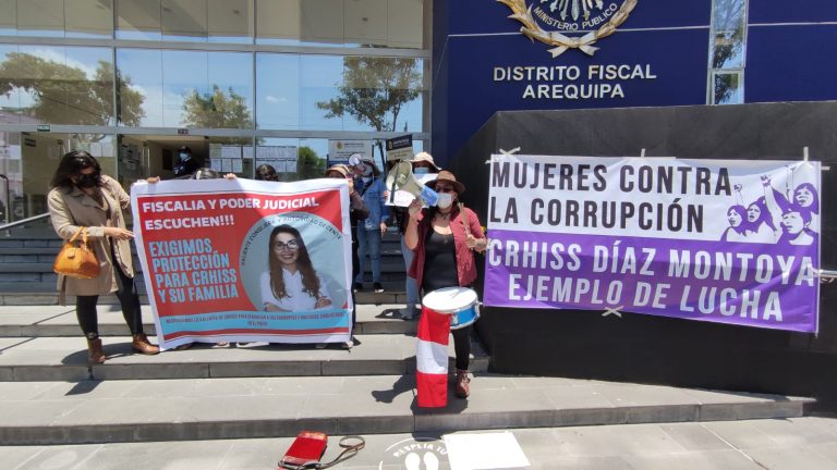 Colectivo de mujeres realiza plantón para exigir medidas de protección para Crhiss Díaz