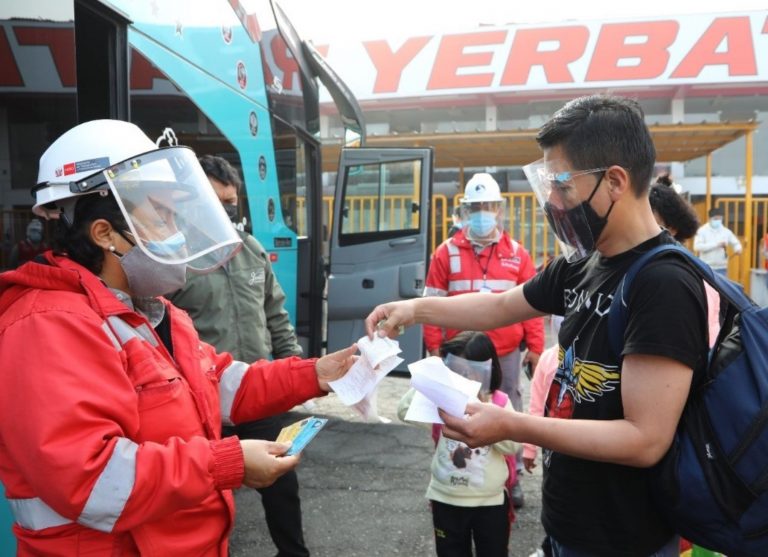 Transporte interprovincial: multarían a empresas que permitan pasajeros sin las dos dosis