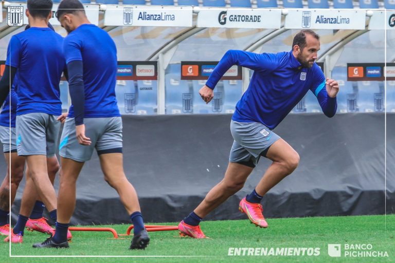 Alianza Lima se entrena con 12 jugadores aislados por covid-19