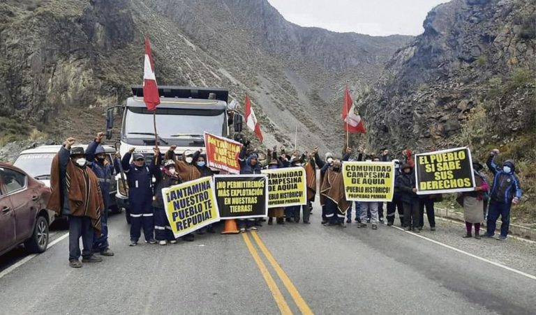 Corredor minero de Chumbivilcas cumple su tercer día de bloqueo ante incumpliendo de empresa minera