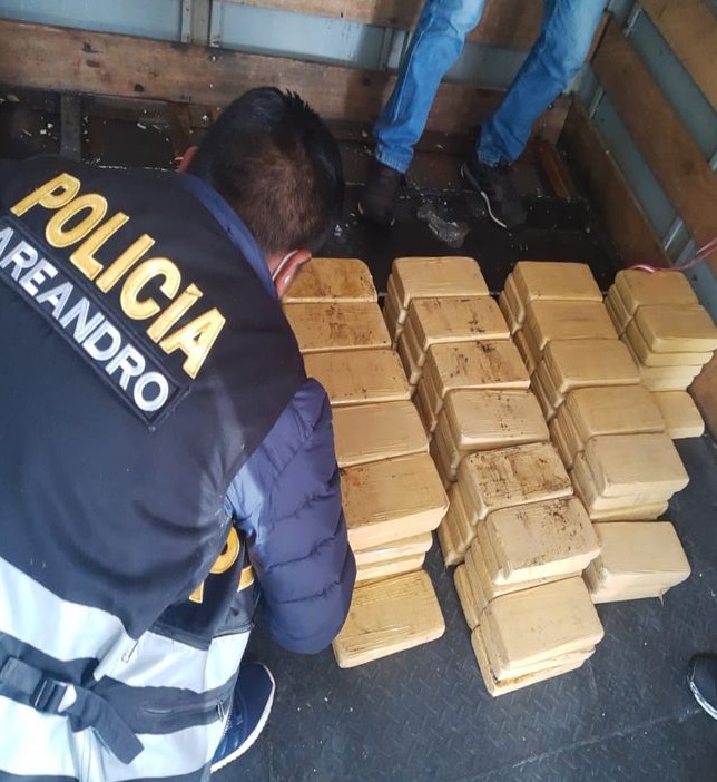 Detienen a tres personas que transportaban 99 paquetes de cocaína